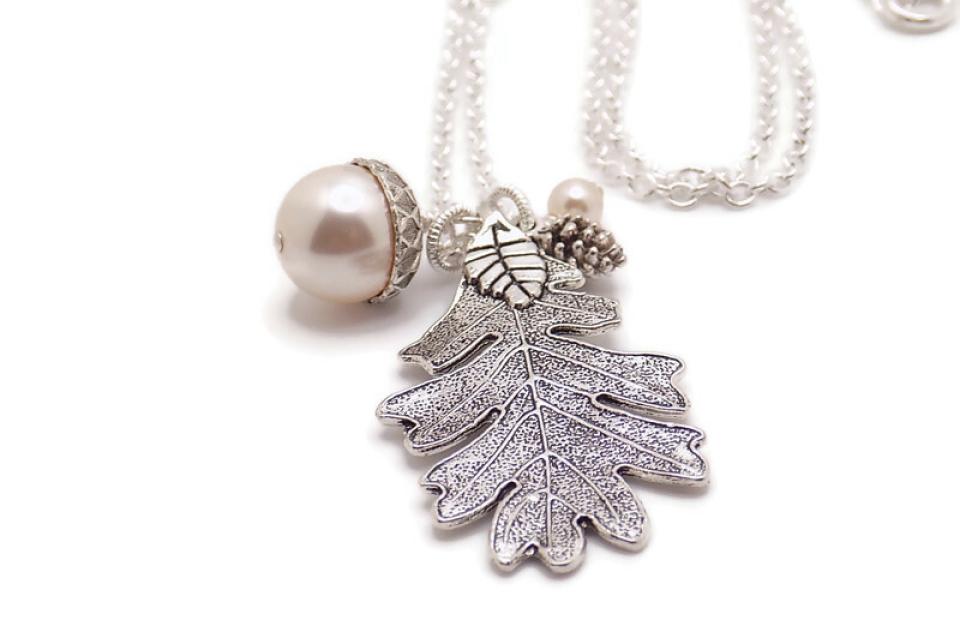 Starlit Beauty: Diamond and Silver Pendant Necklace